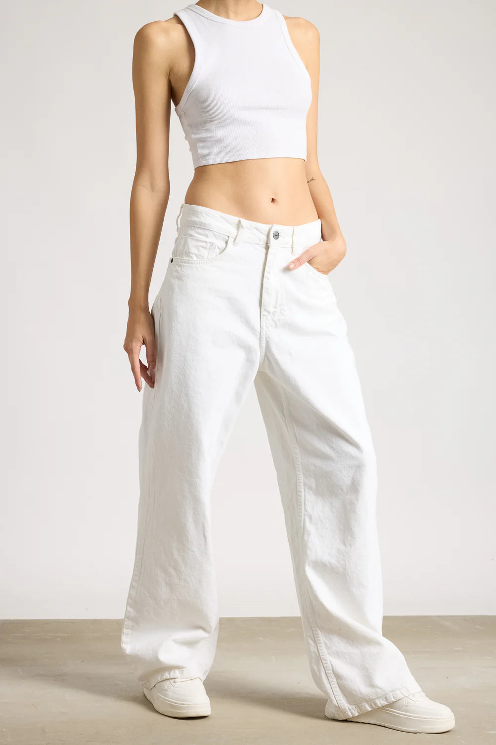 Women's Iconic White Wide Jeans with Soft Washed Finish for Timeless Everyday Look