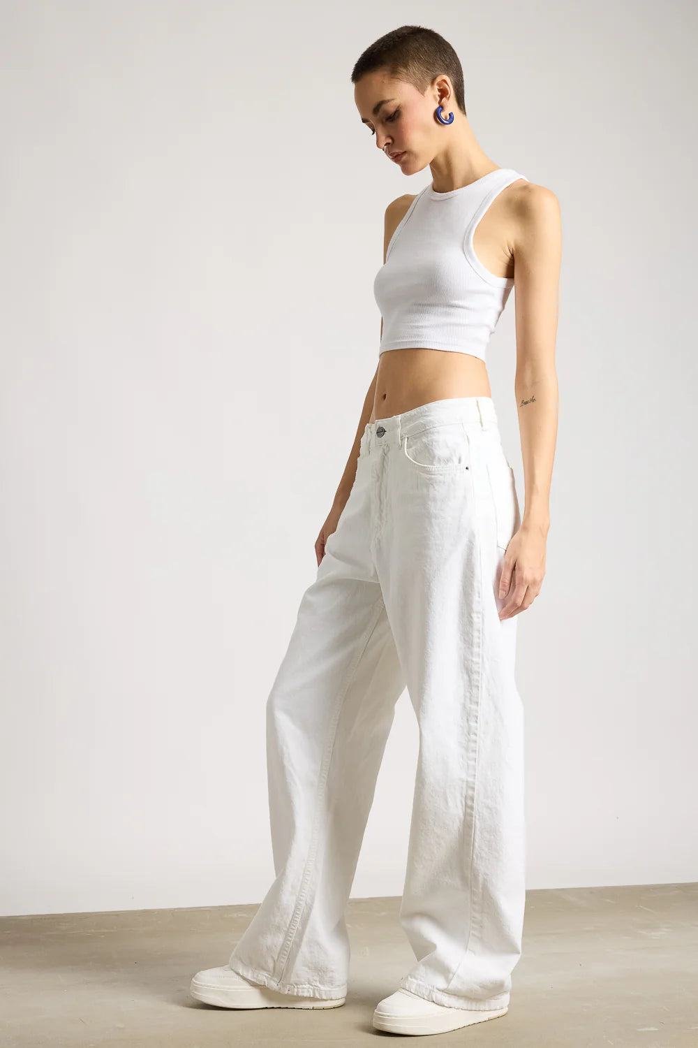 Women's Iconic White Wide Jeans with Soft Washed Finish for Timeless Everyday Look