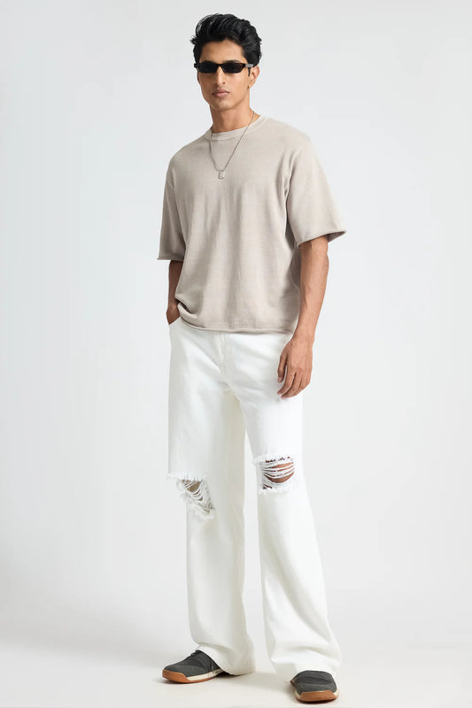 Modern Men's White Ripped Denim Jeans with Fashionable Frays
