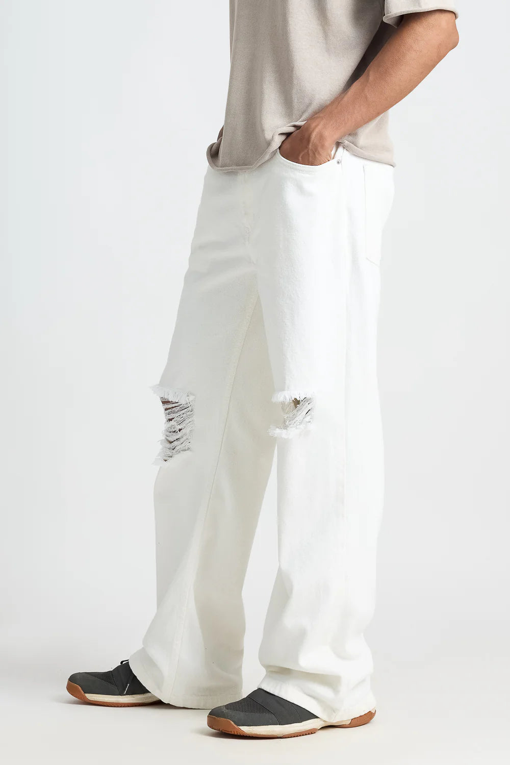 Modern Men's White Ripped Denim Jeans with Fashionable Frays