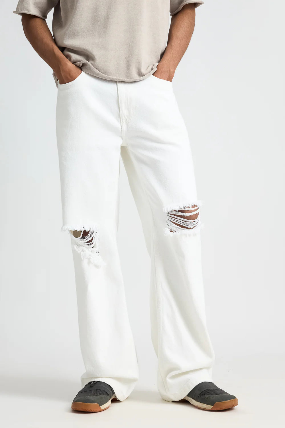 Modern Men's White Ripped Denim Jeans with Fashionable Frays