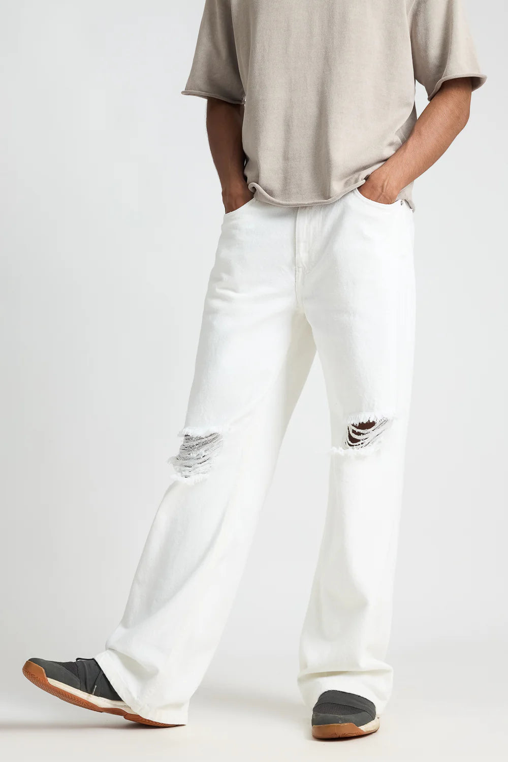 Modern Men's White Ripped Denim Jeans with Fashionable Frays