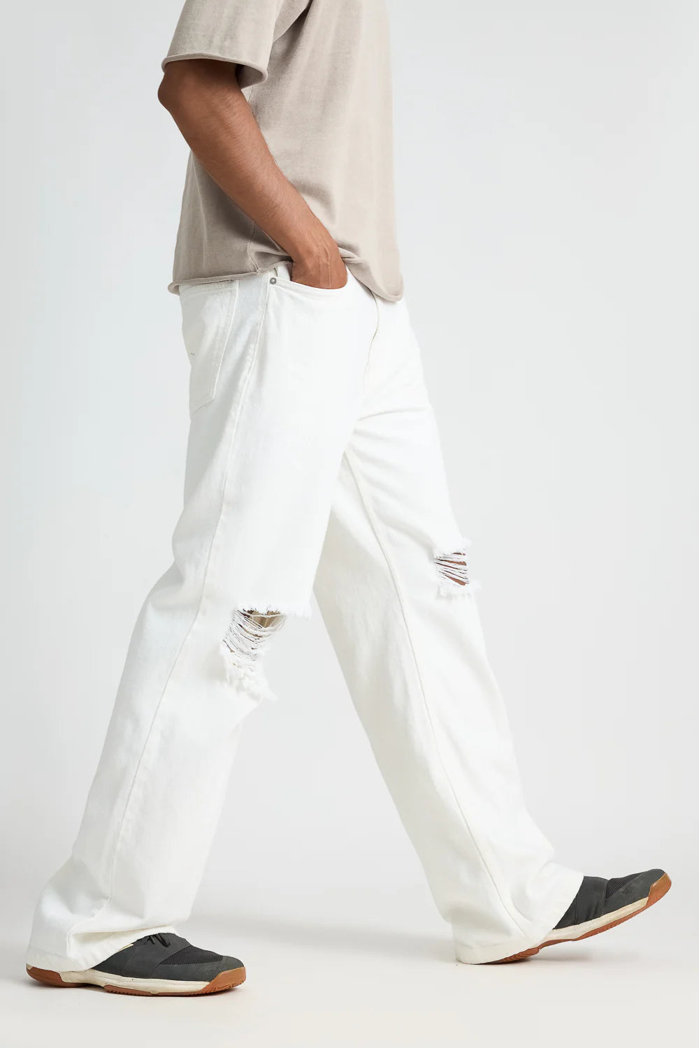 Modern Men's White Ripped Denim Jeans with Fashionable Frays