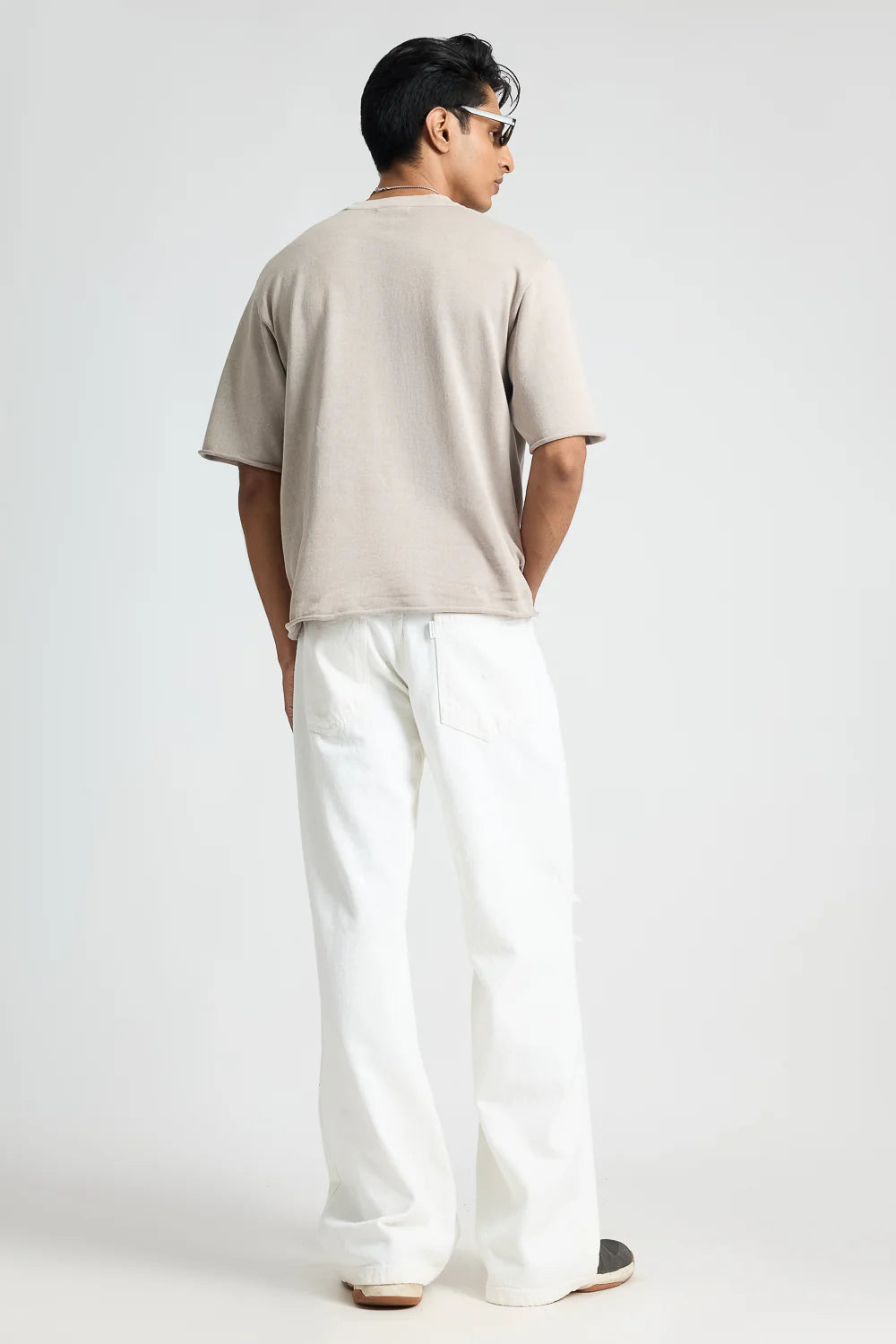 Modern Men's White Ripped Denim Jeans with Fashionable Frays