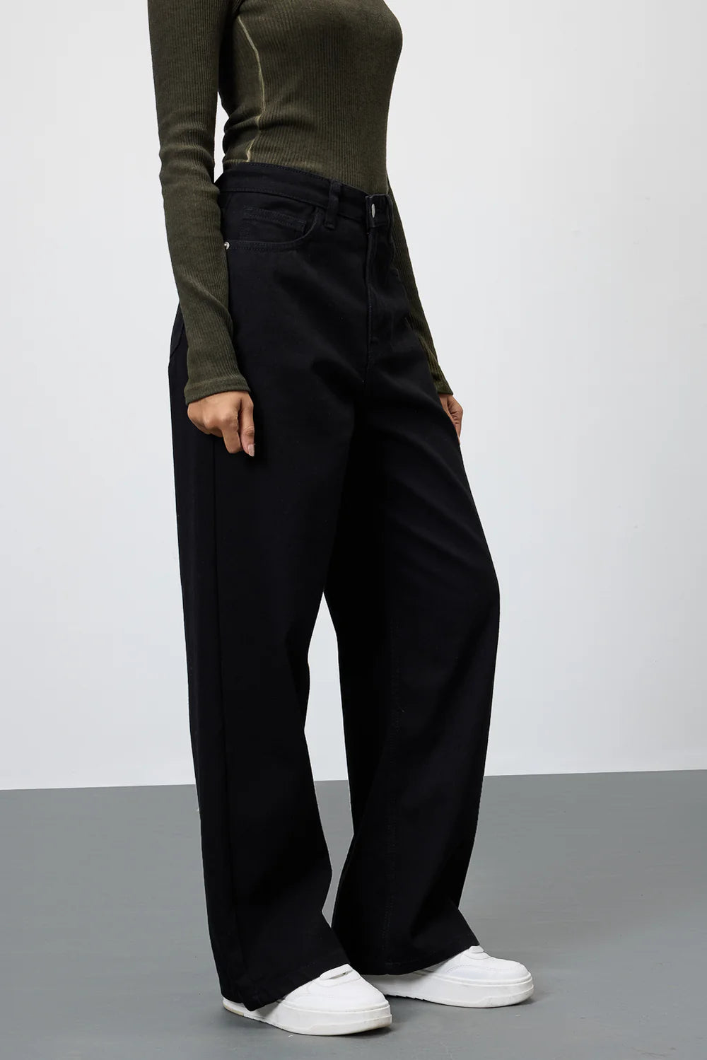 Onyx Cropped Women's Wide-Leg Jeans with Comfortable Relaxed Fit for Everyday Wear