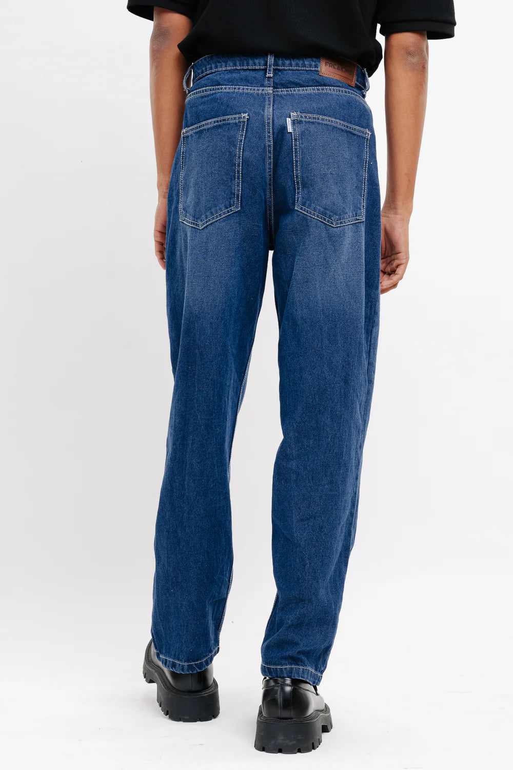 Men's Go-To Blue Straight Fit Jeans with Classic Design for Daily Wear