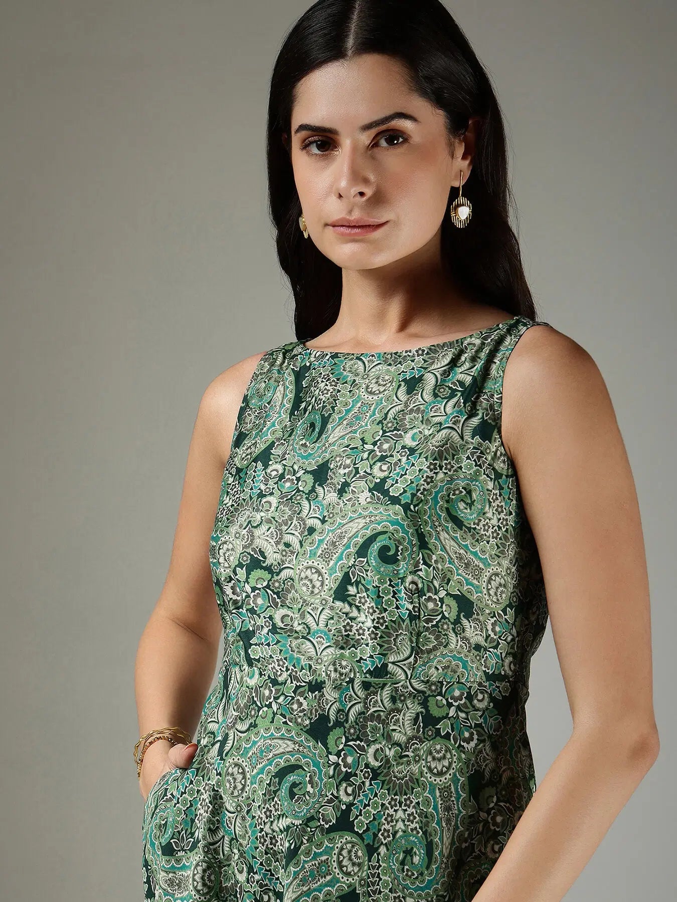 Feminine Green Paisley Fit & Flare Dress with Elegant Silhouette