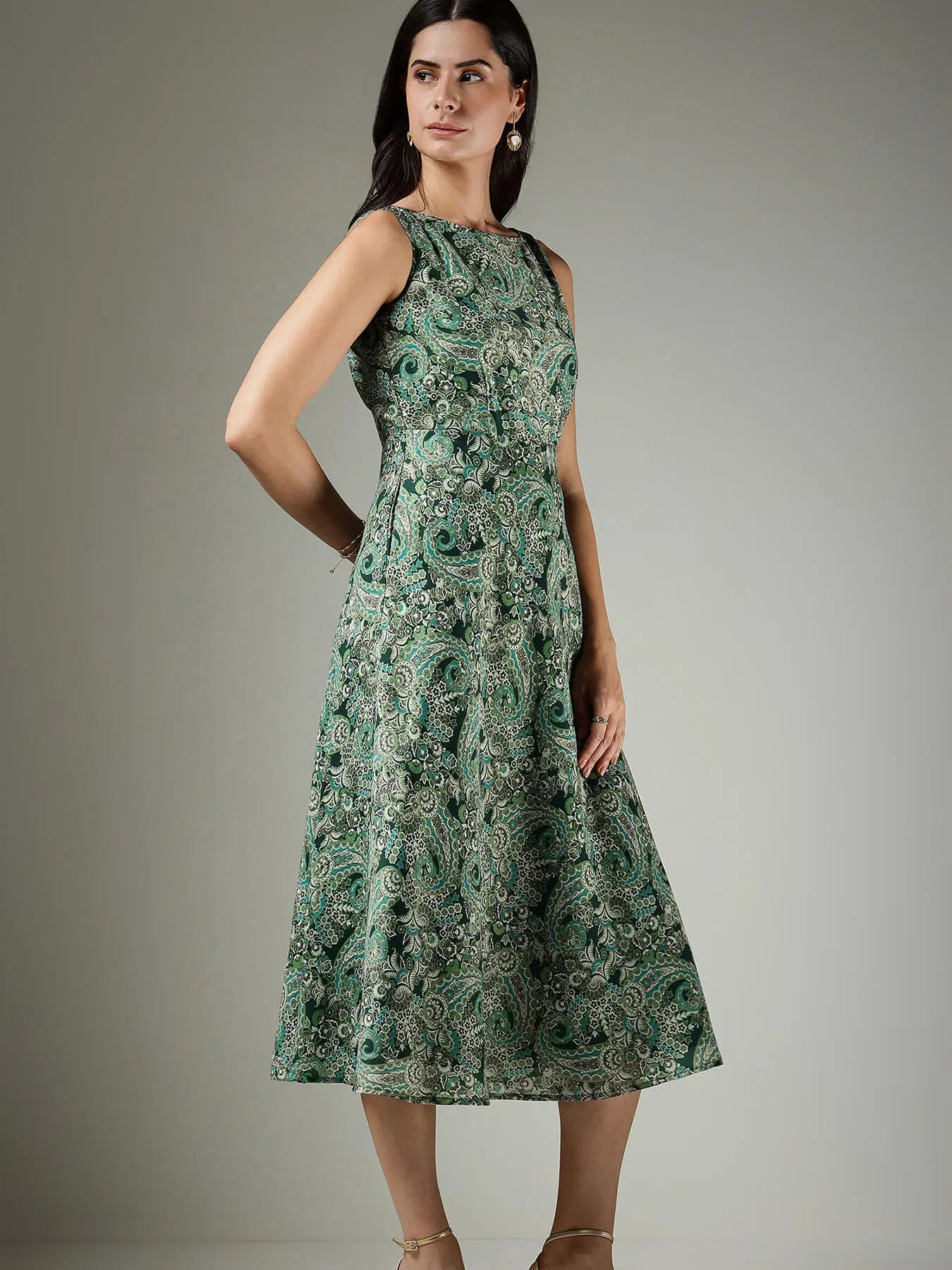 Feminine Green Paisley Fit & Flare Dress with Elegant Silhouette