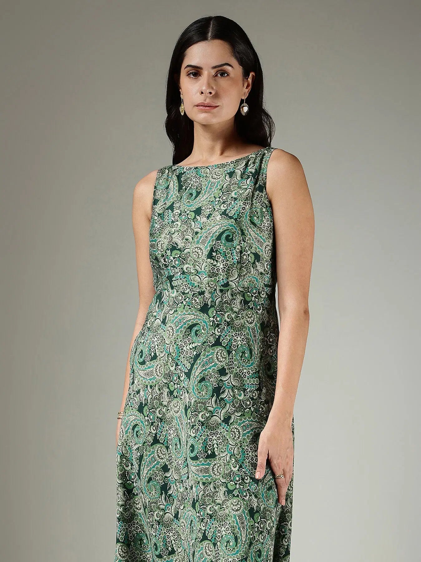 Feminine Green Paisley Fit & Flare Dress with Elegant Silhouette