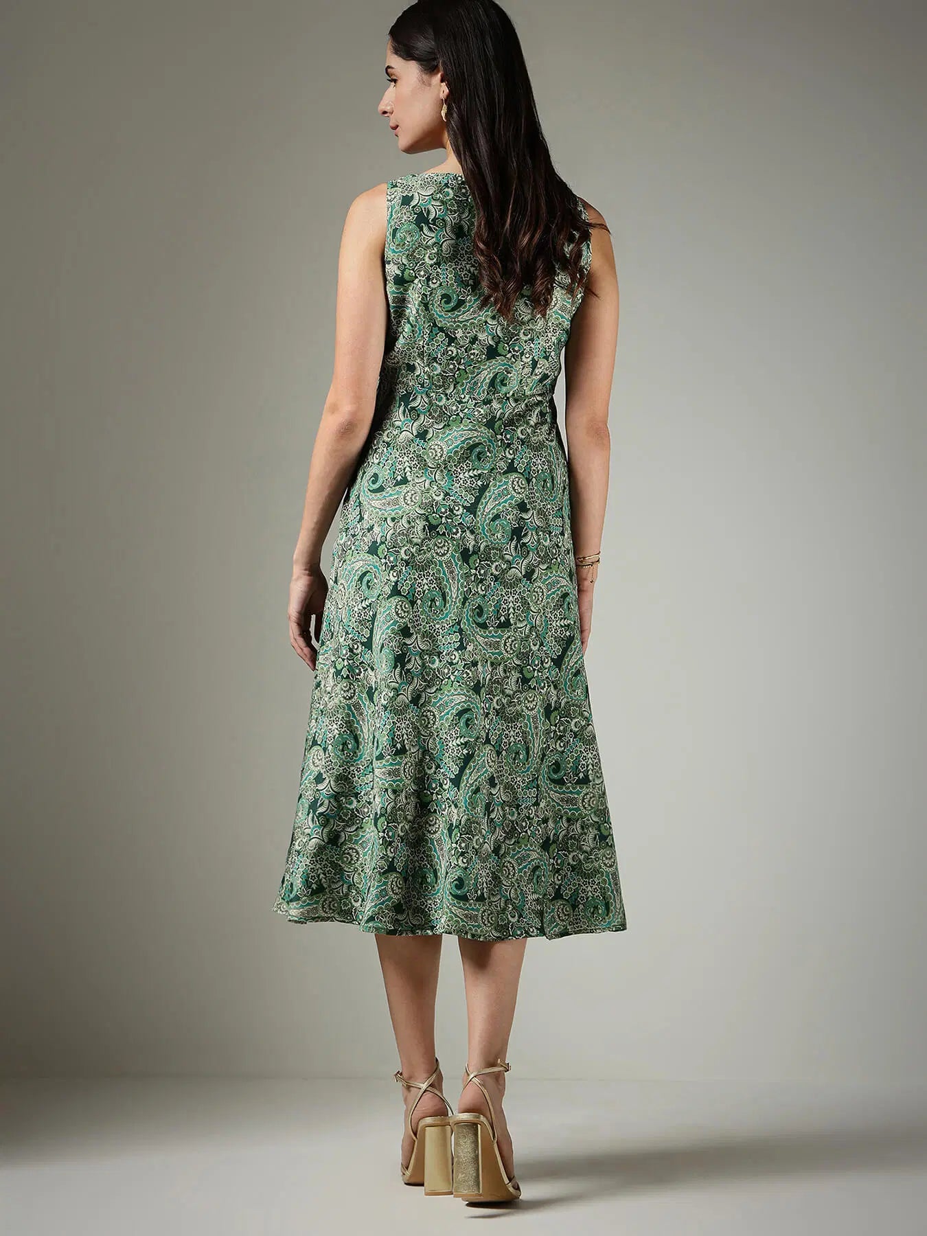 Feminine Green Paisley Fit & Flare Dress with Elegant Silhouette