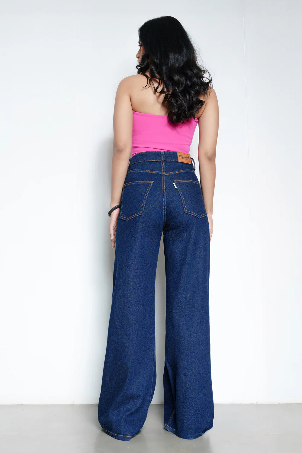 Women's Classic Indigo Wide Jeans with Soft Washed Finish for Timeless Look